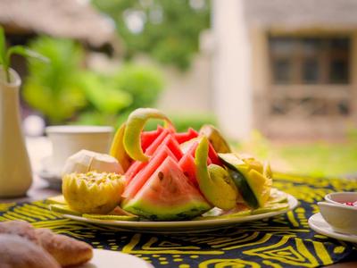 Teller mit Wassermelonen- und Bananenscheiben auf einem Tisch im Freien