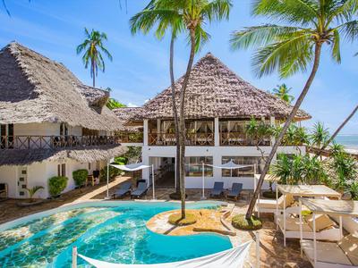 Hotel mit Strohdach, Pool und Palmen an einem sonnigen Strand.