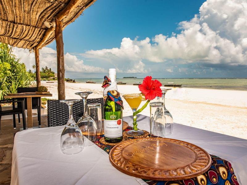 Gedeckter Tisch mit Getränken und Meerblick an einem Strandhotel