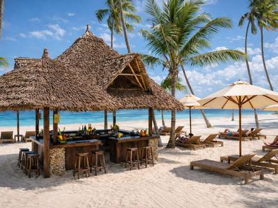 Strandbar mit Strohdach, Liegestühlen und Sonnenschirmen vor türkisfarbenem Meer und blauem Himmel.