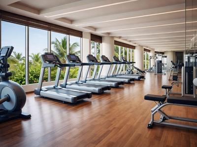 Moderner Fitnessraum mit Laufbändern und Trainingsgeräten, bodentiefe Fenster bieten Blick auf Grünflächen.