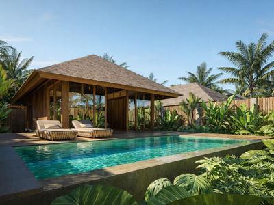 Luxuriöse Hütte mit Glasfront am Pool, umgeben von tropischen Pflanzen und Palmen.